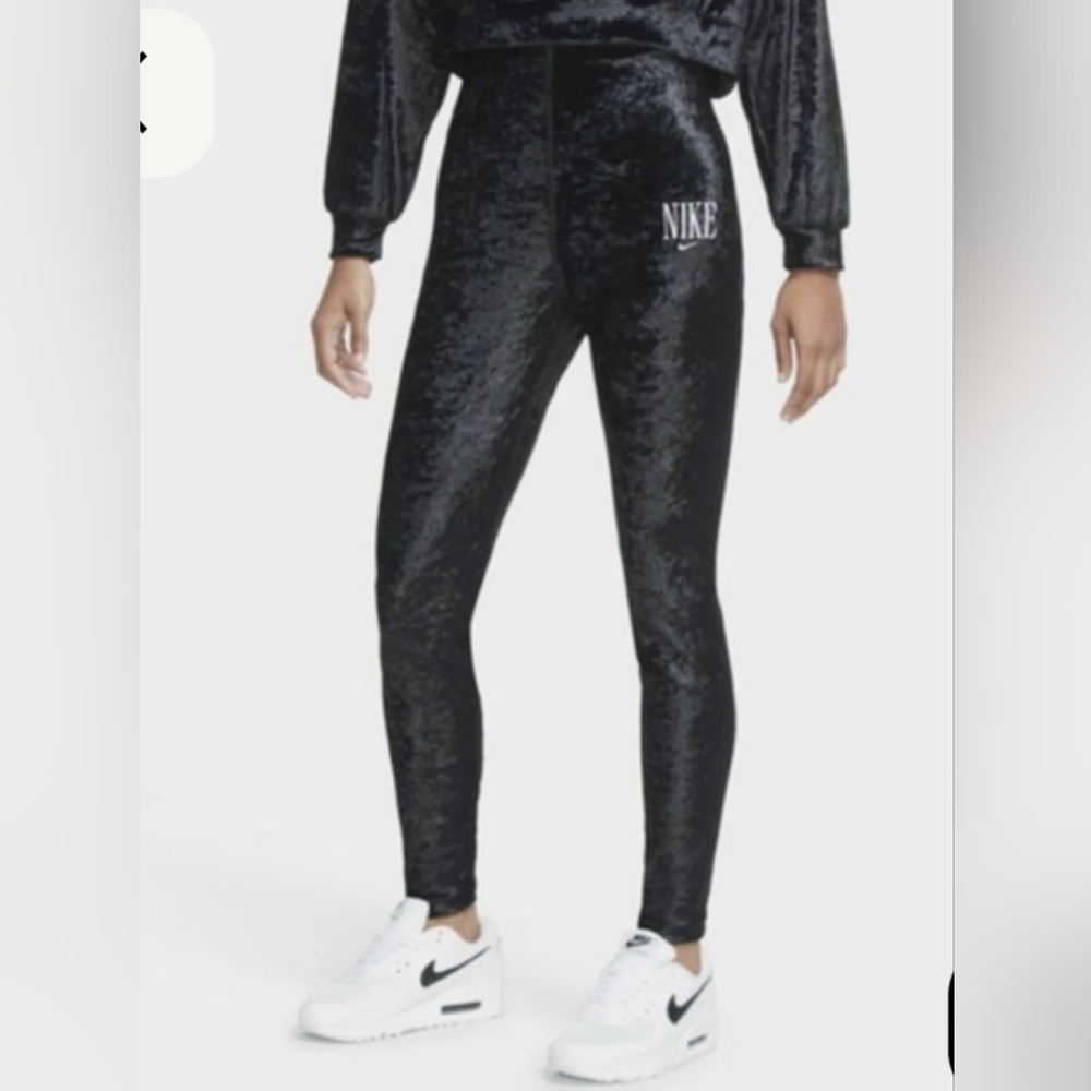 Nike Ladies Velvet Leggings. Size M